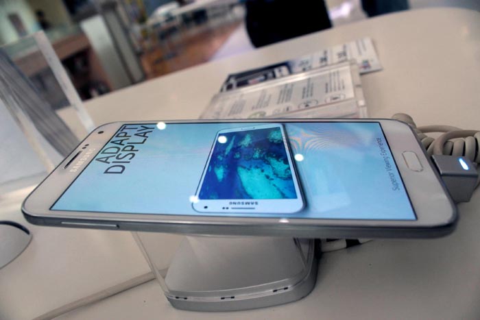 Duo Ponsel Selfie, Cukup Kepalkan Tangan Timer Otomatis Aktif