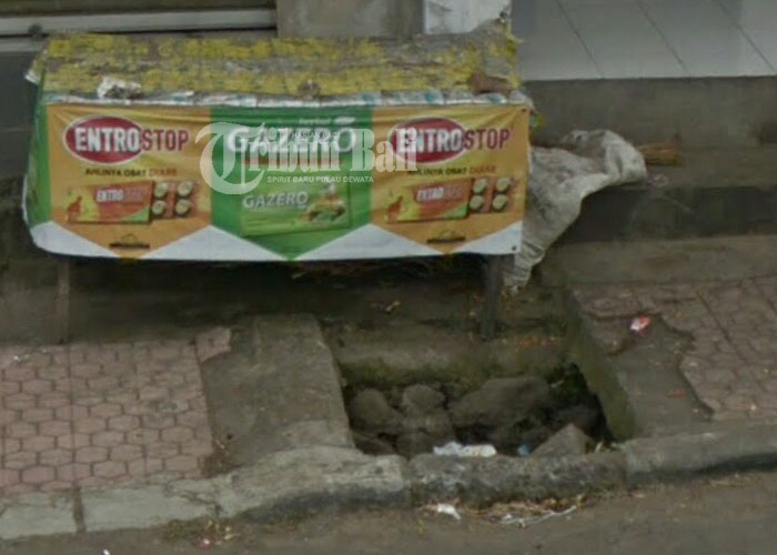 Tolong Perbaiki Trotoar Jebol Dekat Patung Bayi Sakah Gianyar