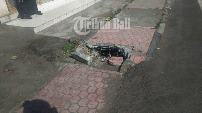 trotoar-jebol-di-jalan-raya-sukawati_20180519_165729.jpg