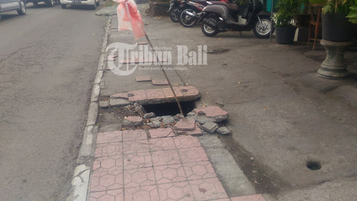 trotoar-menganga-di-jalan-raya-pengosekan-ubud-gianyar_20180528_174955.jpg