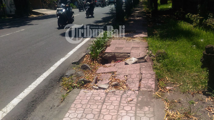trotoar-rusak-di-banjar-batur-batubulan-gianyar_20180412_231916.jpg