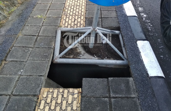 Trotoar Jebol di Sebelah Timur Monumen Klungkung