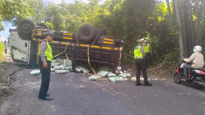 Lagi-Lagi Korban Google Maps, Truk Semen Terguling di Tanjakan Ekstrem Goa Gong Jimbaran