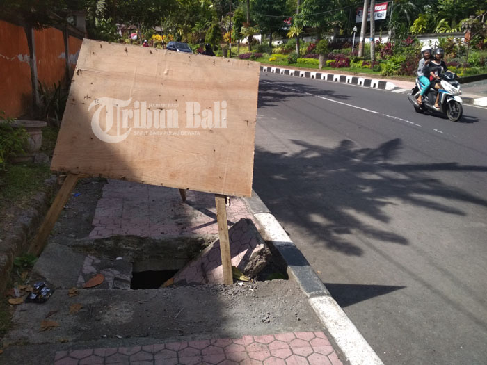 tutup-trotoar-jebol-di-jalan-gajah-mada-klungkung_20180321_160533.jpg