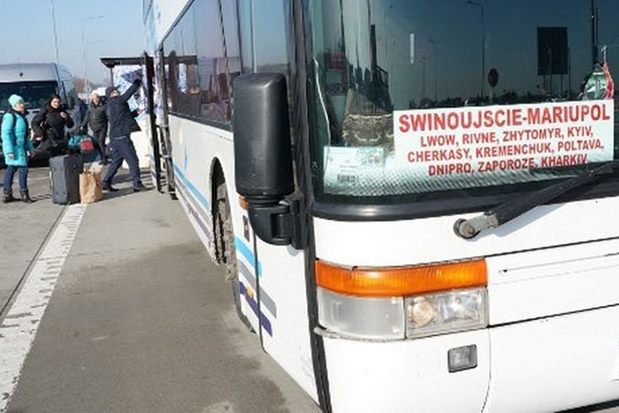 warga-ukraina-terlihat-di-depan-bus-yang-menghubungkan-kota-swinoujscie-di-polandia.jpg