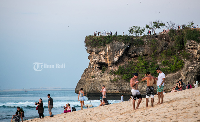 wisatawan-menikmati-liburan-di-pantai-balangan.jpg