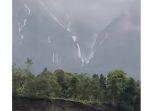 Air-terjun-dadakan-yang-bermunculan-di-sekitar-sisi-timur-lereng-Gunung-Agung.jpg
