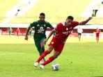 Aksi-Jaimerson-Xavier-saat-membela-Persis-Solo-kontra-Persebaya.jpg