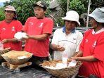 Aktivitas-warga-saat-memproduksi-garam-dengan-sistem-tunnel.jpg