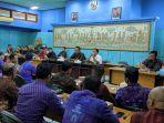 Anggota-DPRD-Klungkung-menggelar-rapat-kerja-dengan-perbekel-di-Kecamatan-Dawan-Nusa-Penida.jpg