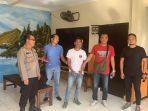 Anggota-Polsek-Kota-Singaraja-menangkap-Kolok-pelaku-terduga-pembunuhan-ibu-tirinya.jpg