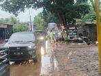 Anggota-Polsek-Seririt-saat-mengamankan-arus-lalulintas-pasca-banjir.jpg