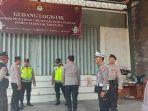 Aparat-kepolisian-melakukan-penjagaan-di-gudang-logistik-KPU-Gianyar-Bali.jpg