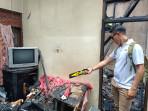 Aparat-kepolisian-saat-melakukan-olah-tkp-di-lokasi-rumah-terbakar-yang-ada-di-Banjar-Dinas-Tauman.jpg