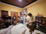 Aparat-saat-menggerebek-sebuah-kamar-kost-di-Desa-Batununggul-Nusa-Penida.jpg
