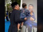 Arkana-Aidan-Misbach-melihat-foto-almarhum-Eril.jpg