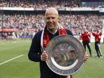 Arne-Slot-berpose-dengan-piringan-gelar-Liga-Belanda-untuk-Feyenoord.jpg