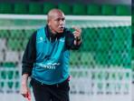 BERI-INSTRUKSI-Pelatih-Timnas-U-17-Indonesia-Nova-Arianto-ketika-memberikan-instruksi.jpg