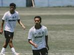 BERLATIH-Gelandang-muda-Bali-United-U-20-Dewa-Gede-Aris-berlatih-bersama.jpg