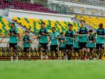 BERLATIH-Para-pemain-Persebaya-Surabaya-tampak-berlatih-di-Stadion-Gelora-Bung-Tomo.jpg
