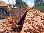 Bale-Pesandekan-di-Banjar-Pengiasan-Desa-Mengwi-yang-roboh.jpg