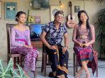 Baliku-yang-dibawakan-dengan-oleh-dua-penyanyi-remaja.jpg