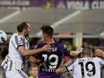 Bek-Juventus-Giorgio-Chiellini-kiri-berduel-dengan-penyerang-Fiorentina-Krzysztof-Piatek.jpg