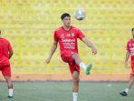 Bek-anyar-Bali-United-Elias-Dolah-saat-berlatih-jelang-laga-melawan-PSM-Makassar.jpg