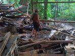 Bencana-banjir-dan-tanah-longsor-menimpa-gudang-kayu-serta-menutupi-akses-jalan-utama.jpg