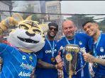 Bojan-Hodak-bersama-David-da-Silva-dan-Ciro-Alves-mengangkat-trofi-juara-Liga-1-20232024.jpg
