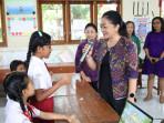 Bunda-Literasi-Ny-Sagung-Antari-Jaya-Negara-Serahkan-Perlengkapan.jpg
