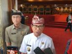 Bupati-Badung-I-Wayan-Adi-Arnawa-saat-memberikan-pernyataan-kepada-awak-jurnalis.jpg