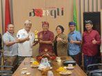 Bupati-Bangli-Sang-Nyoman-Sedana-Arta-saat-menerima-piala-ADWI.jpg