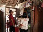 Bupati-Buleleng-I-Nyoman-Sutjidra-saat-mengunjungi-rumah-calon-penerima.jpg