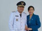 Bupati-Gianyar-I-Made-Agus-Mahayastra-bersama-istri-Ida-Ayu-Ketut-Surya-Adnyani.jpg