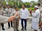 Bupati-Gianyar-Made-Mahayastra-bersama-BPN-dalam-kegiatan-pemasangan-patok-batas.jpg