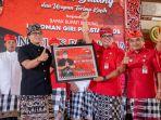 Bupati-Giri-Prasta-menyerahkan-dana-Hibah.jpg