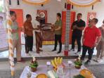 Bupati-Jembrana-I-Made-Kembang-Hartawan-menyerahkan-bantuan-bedah-rumah.jpg