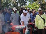 Bupati-Jembrana-I-Nengah-Tamba-saat-menyalurkan-bantuan-mesin-pompa-air.jpg
