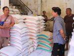 Bupati-Klungkung-I-Nyoman-Suwirta-saat-meninjau-harga-beras.jpg