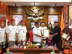Bupati-Tabanan-I-Komang-Gede-Sanjaya-menerima-sertifikat-Hak-Kekayaan-Intelektual-Komunal.jpg