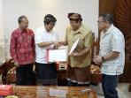 Bupati-Wayan-Adi-Arnawa-dan-Gubernur-Wayan-Koster-dsvg.jpg