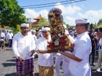 Bupati-Wayan-Adi-Arnawa-didampingi-Sekda-Surya-Suamba-menerima-Piala.jpg