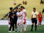 DIBEKAP-CEDERA-Pemain-Bali-United-Mirza-Mustafic-saat-alami-cedera-bahu.jpg