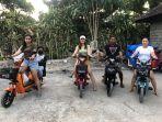 Destinasi-Wisata-Bali-Pengunjung-Mencoba-Sepeda-Electric-di-Pantai-Segara-Ayu-Minggu-2092022.jpg