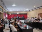 Dewa-Bagus-Riana-Putra-memimpin-rapat-rencana-penanaman-2000-pohon-Selasa-21-Oktober.jpg