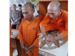 Didik-Supriyanto-22-tertunduk-di-lobi-Mapolres-Gianyar-Bali-Selasa-31-Januari-2023-pagi.jpg