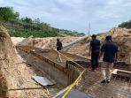 Dihentikan-Proyek-Tutup-Alur-Sungai-di-Ungasan-Badung-Dipasangi-Pol-PP-Line.jpg