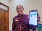 Direktur-Perumda-Tirta-Hita-Buleleng-I-Made-Lestariana-menunjukkan-sistem-informasi-tagihan.jpg