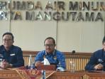 Direktur-Utama-Perumda-Air-Minum-Tirta-Mangutama-I-Wayan-Suyasa-tengah.jpg